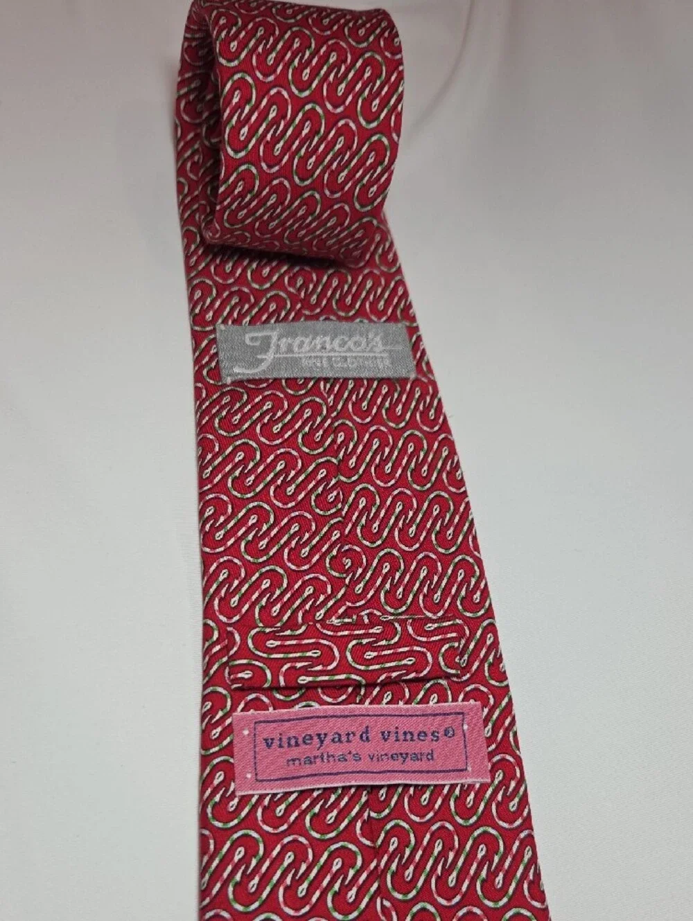 Vineyard Vines Men's Candy Cane Colored Fish Hook Pattern Silk Red Tie 3.35×59
